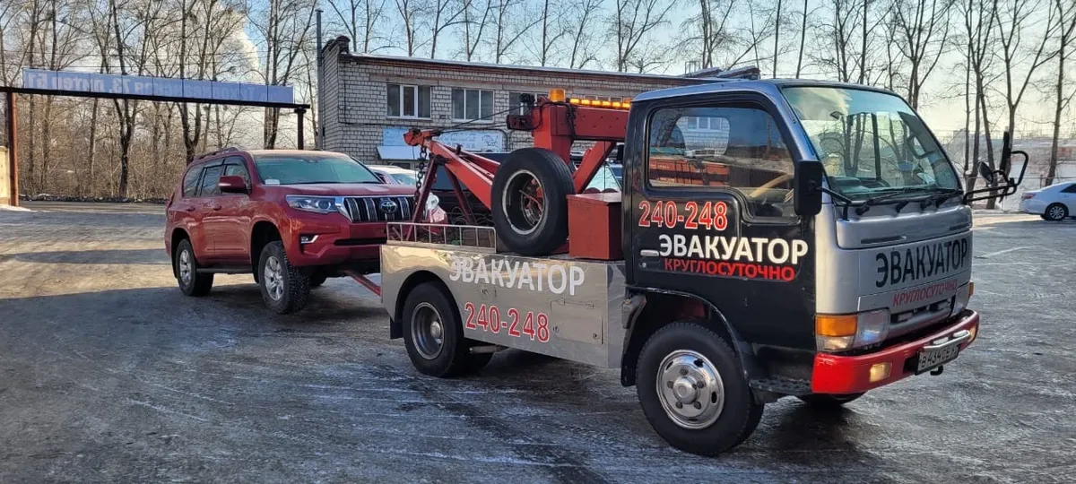 Эвакуатор оказывает техпомощь на трассе